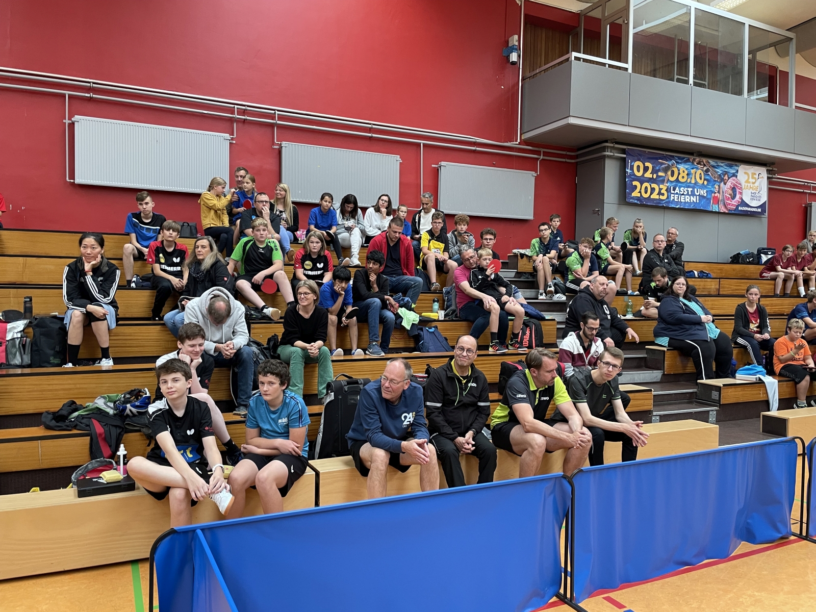 Zuschauer und Spieler bei den Tischtennis Regionsmeisterschaften 2023